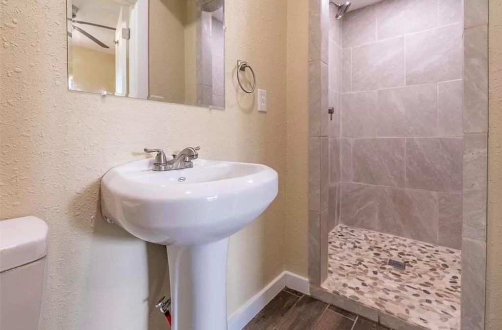 bathroom image